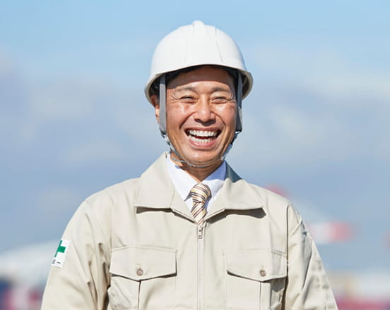 ヘルメットを被った従業員